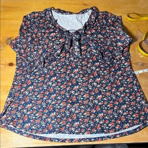 🌺 3 / $10 mix and match Super Cute Floral Blouse - Navy with Orange Floral XXL